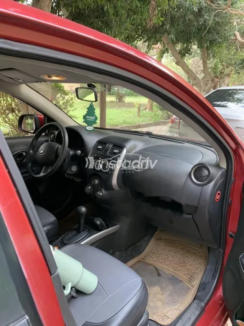 نيسان صنى 2014 أحمر غامق مستعملة للبيع - 4