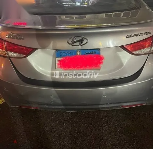 هيونداي إلنترا 2013 فضي مستعملة للبيع - 2