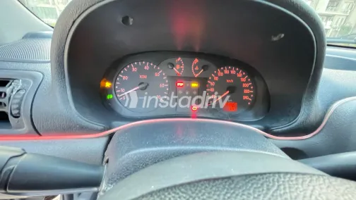 رينو كليو 2001 أبيض مستعملة للبيع - 8