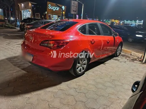 اوبل أسترا 2020 أحمر مستعملة للبيع - 2