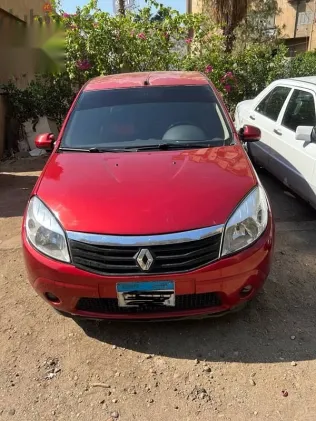 رينو سانديرو 2014 أحمر مستعملة للبيع