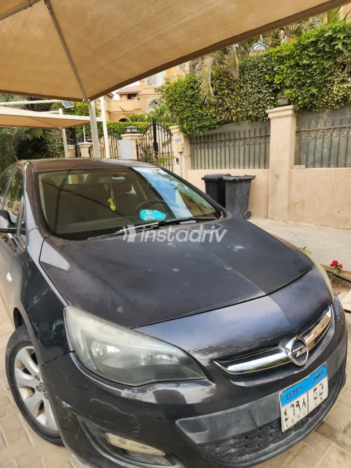 اوبل أسترا 2015 أبيض مستعملة للبيع - 1