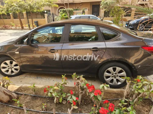 اوبل أسترا 2015 أبيض مستعملة للبيع - 2