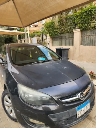 اوبل أسترا 2015 أبيض مستعملة للبيع