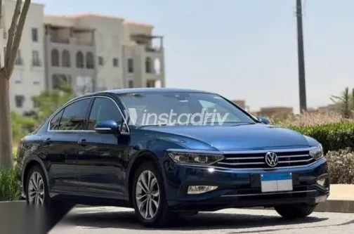 فولكس فاغن باسات 2021 أزرق غامق مستعملة للبيع - 1