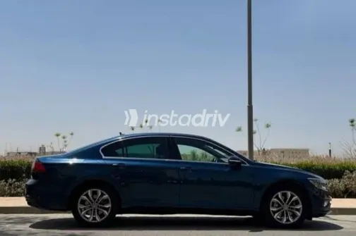 فولكس فاغن باسات 2021 أزرق غامق مستعملة للبيع - 2