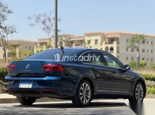 فولكس فاغن باسات 2021 أزرق غامق مستعملة للبيع - 4