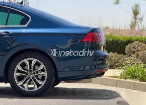 فولكس فاغن باسات 2021 أزرق غامق مستعملة للبيع - 6