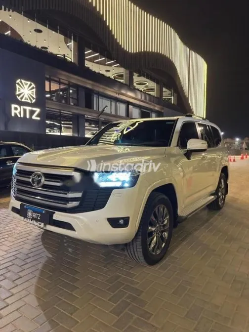 تويوتا لاند كروزر 2022 أبيض مستعملة للبيع - 2