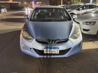 هيونداي إلنترا 2012 أزرق غامق مستعملة للبيع