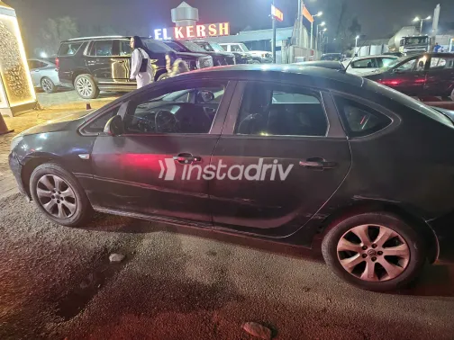 اوبل أسترا 2014 أبيض مستعملة للبيع - 1