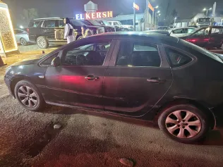 اوبل أسترا 2014 أبيض مستعملة للبيع