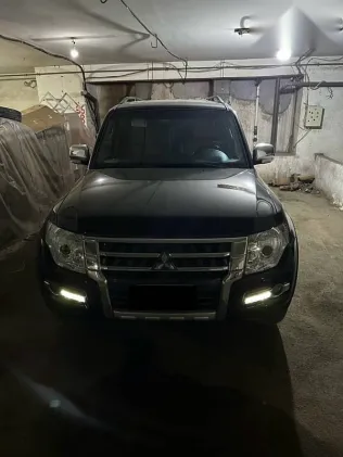 ميتسوبيشي باجيرو 2022 أسود مستعملة للبيع