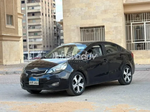 كيا ريو 2015 أسود مستعملة للبيع - 1