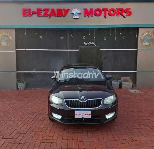 سكودا اوكتافيا A7 2016 أسود مستعملة للبيع - 1