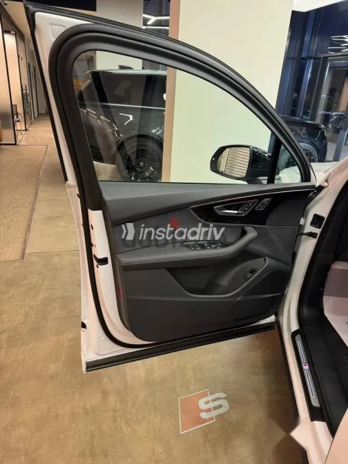 اودي Q7 2025 أبيض جديدة للبيع - 4