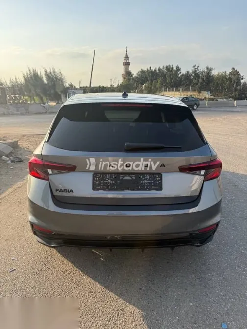 سكودا فابيا 2023 رمادي مستعملة للبيع - 4