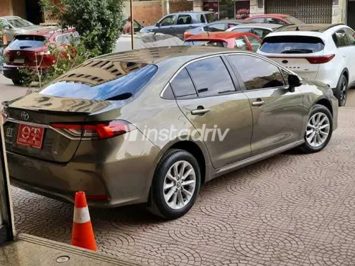 تويوتا كورولا 2022 أبيض مستعملة للبيع - 3
