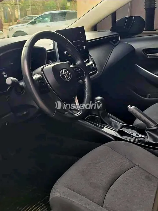 تويوتا كورولا 2022 أبيض مستعملة للبيع - 4