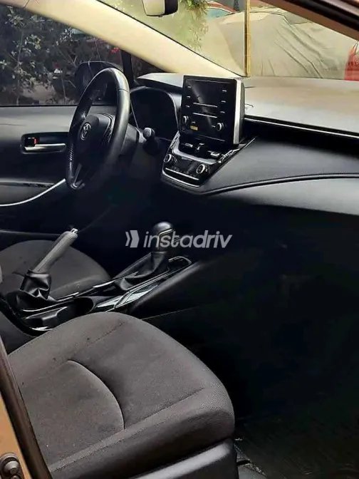 تويوتا كورولا 2022 أبيض مستعملة للبيع - 8