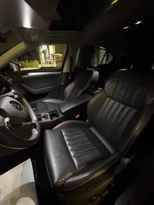 سكودا سوبيرب 2022 أزرق غامق مستعملة للبيع