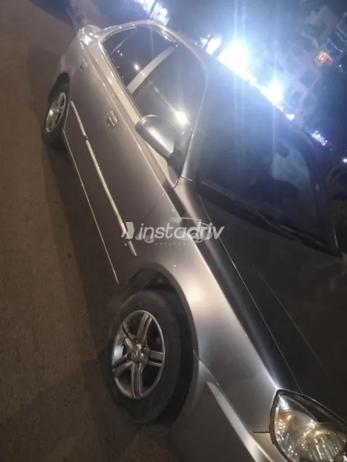 هيونداي فيرنا 2013 فضي مستعملة للبيع - 3