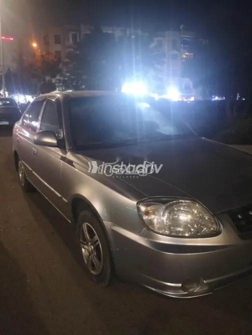 هيونداي فيرنا 2013 فضي مستعملة للبيع - 4