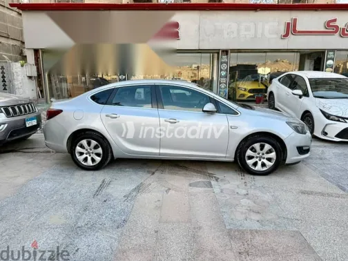 اوبل أسترا 2020 فضي مستعملة للبيع - 2
