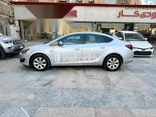 اوبل أسترا 2020 فضي مستعملة للبيع - 3