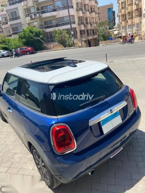 مينى كوبر 2015 أزرق غامق مستعملة للبيع - 1