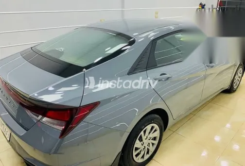 هيونداي إلنترا 2021 فضي مستعملة للبيع - 2