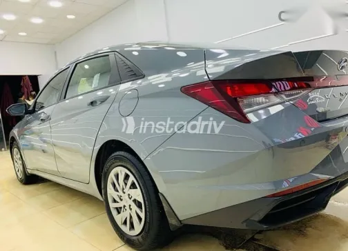 هيونداي إلنترا 2021 فضي مستعملة للبيع - 3