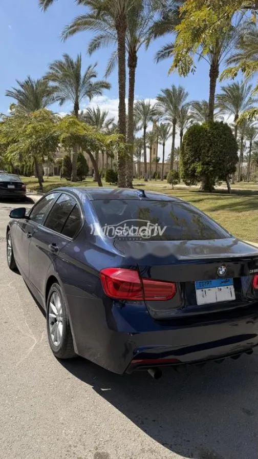 بي ام دبليو 318 2019 أزرق غامق مستعملة للبيع - 1