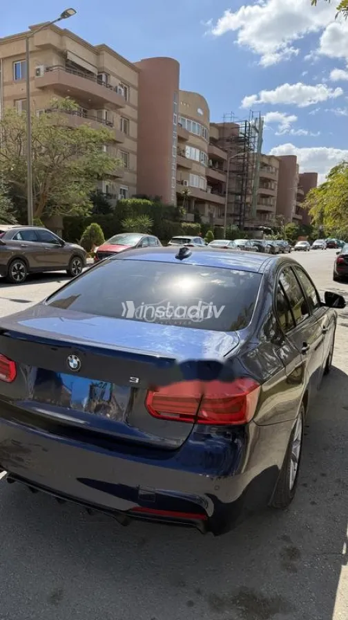 بي ام دبليو 318 2019 أزرق غامق مستعملة للبيع - 2