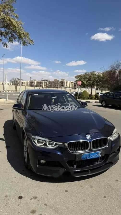 بي ام دبليو 318 2019 أزرق غامق مستعملة للبيع - 3