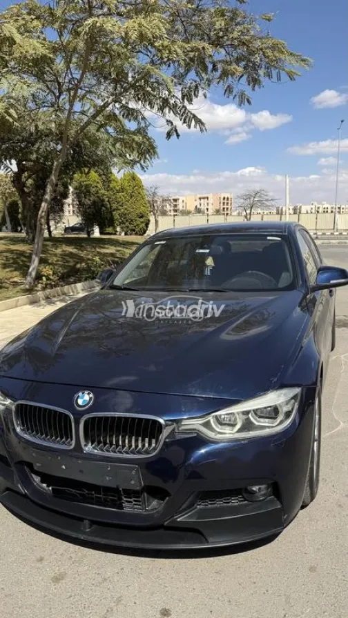 بي ام دبليو 318 2019 أزرق غامق مستعملة للبيع - 4