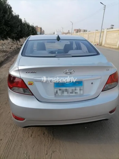 هيونداي اكسنت RB 2015 فضي مستعملة للبيع - 2