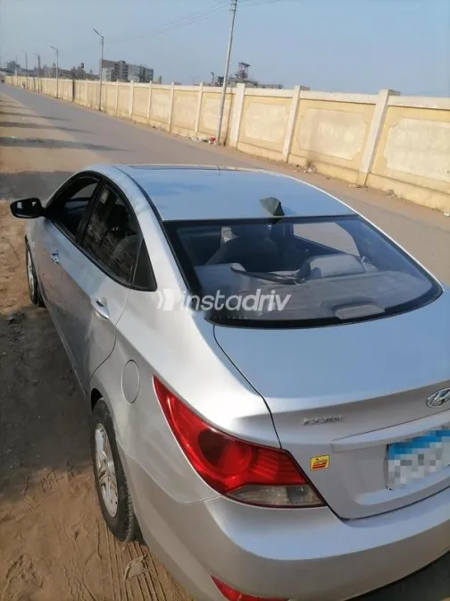 هيونداي اكسنت RB 2015 فضي مستعملة للبيع - 4
