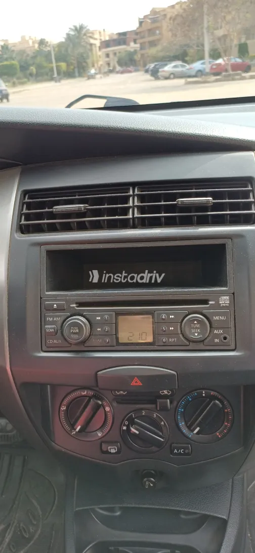 نيسان ليفينا 2010 أبيض مستعملة للبيع - 7