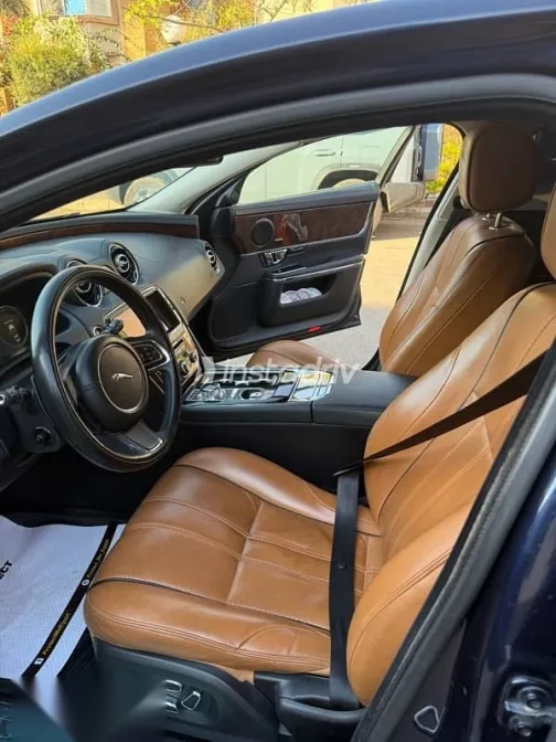 جاكوار XJ 2015 أزرق غامق مستعملة للبيع - 2