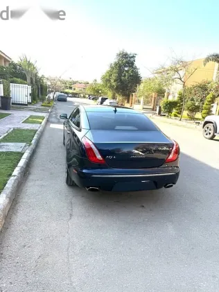 جاكوار XJ 2015 أزرق غامق مستعملة للبيع