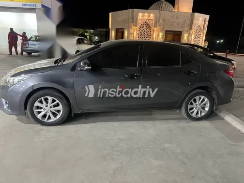 تويوتا كورولا 2014 فضي مستعملة للبيع - 1