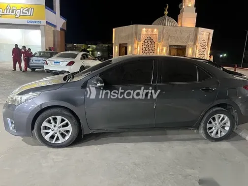 تويوتا كورولا 2014 فضي مستعملة للبيع - 2