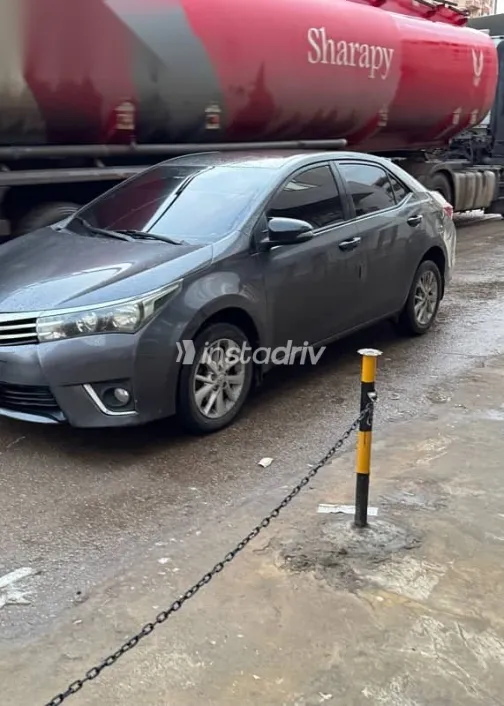 تويوتا كورولا 2014 فضي مستعملة للبيع - 3