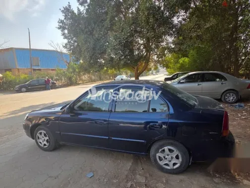 هيونداي فيرنا 2011 أزرق غامق مستعملة للبيع - 2