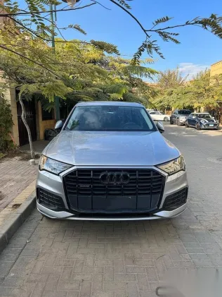 اودي Q7 2021 فضي مستعملة للبيع