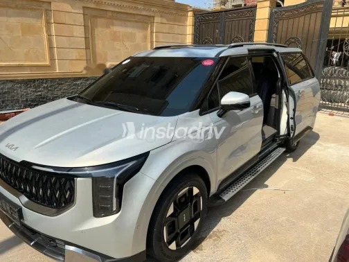 كيا كارنفال 2024 أبيض مستعملة للبيع - 1