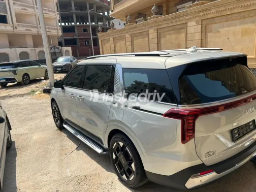 كيا كارنفال 2024 أبيض مستعملة للبيع - 2