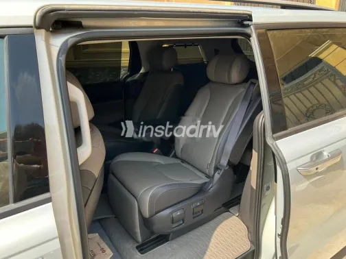 كيا كارنفال 2024 أبيض مستعملة للبيع - 3