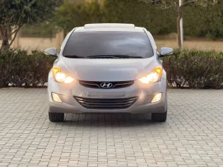 هيونداي افانتي 2012 أبيض مستعملة للبيع